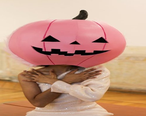 O persoană notând într-o agendă